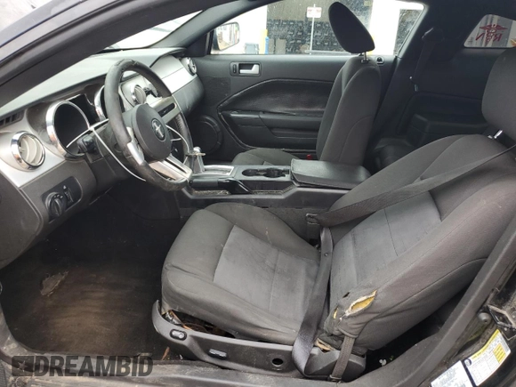 2005 Ford Mustang Deluxe z VIN 1ZVFT80N755258602, wystawiony jako Copart lot #57840845 z przebiegiem 155 278 mil mil oraz Szkoda całkowita • Salvage title. Historia ofert i sprzedaży dostępna na DreamBid. Obrazek 7.