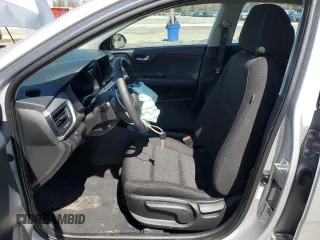 2023 Kia Rio LX z VIN 3KPA24AD3PE577193, wystawiony jako Copart lot #50104585 z przebiegiem 55 046 mil mil oraz Szkoda całkowita • Salvage title. Historia ofert i sprzedaży dostępna na DreamBid. Obrazek 7.