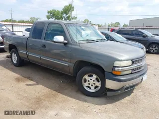 2002 Chevrolet Silverado 1500 LS with VIN 2GCEC19T921110469, listed as a IAAI auction lot 39912012 with 288,705 mi miles. Bid and sale history available at carsss.com. Image 1.
