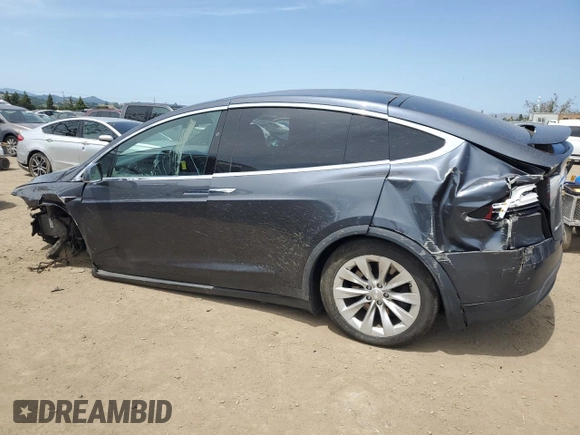 2017 Tesla Model X 90D z VIN 5YJXCDE21HF056145, wystawiony jako Copart lot #55128995 z przebiegiem 86 314 mil mil oraz Szkody całkowita. Historia ofert i sprzedaży dostępna na DreamBid. Obrazek 2.