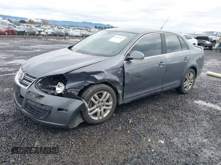 2007 Volkswagen Jetta Wolfsburg Edition с VIN 3VWEF71K07M187242, выставлен на аукционе IAAI как лот 40911182 с пробегом 144 067 миль миль и . История ставок и продаж доступна на DreamBid. Изображение 2.