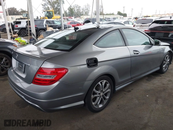 2013 Mercedes-Benz C 250 z VIN WDDGJ4HB7DG068579, wystawiony jako IAAI lot #42179847 z przebiegiem 117 575 mil mil oraz . Historia ofert i sprzedaży dostępna na DreamBid. Obrazek 4.