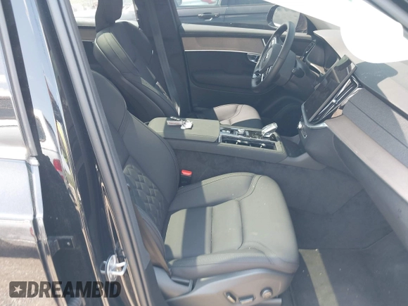 2025 Volvo XC90 Plus with VIN YV4062PB3S1366904, listed as a IAAI auction lot 42651118 with 10,380 mi miles and . Bid and sale history available at DreamBid. Image 5.