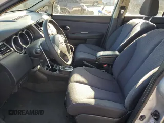 2009 Nissan Versa S z VIN 3N1BC13E89L408407, wystawiony jako Copart lot #49131445 z przebiegiem 116 707 mil mil oraz Szkoda całkowita • Salvage title. Historia ofert i sprzedaży dostępna na DreamBid. Obrazek 7.