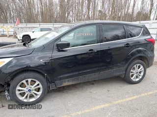2019 Ford Escape SE z VIN 1FMCU9GD8KUB56356, wystawiony jako IAAI lot #42048802 z przebiegiem 109 356 mil mil oraz . Historia ofert i sprzedaży dostępna na DreamBid. Obrazek 14.