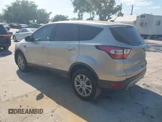 2017 Ford Escape SE z VIN 1FMCU0GD8HUC60074, wystawiony jako IAAI lot #41918443 z przebiegiem 85 787 mil mil oraz . Historia ofert i sprzedaży dostępna na DreamBid. Obrazek 3.