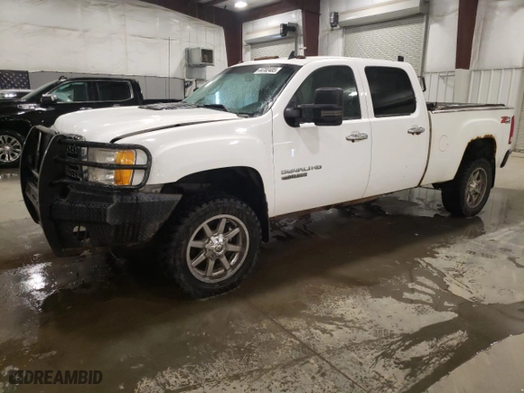 2011 GMC Sierra 2500HD Denali with VIN 1GT125C89BF201957, listed as a Copart auction lot 44702485 with 198,559 mi miles and Salvage Title. Bid and sale history available at carsss.com. Image 1.