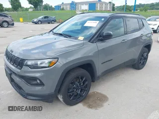 2024 Jeep Compass Latitude z VIN 3C4NJDBN4RT578170, wystawiony jako IAAI lot #42237990 z przebiegiem 17 265 mil mil oraz . Historia ofert i sprzedaży dostępna na DreamBid. Obrazek 2.
