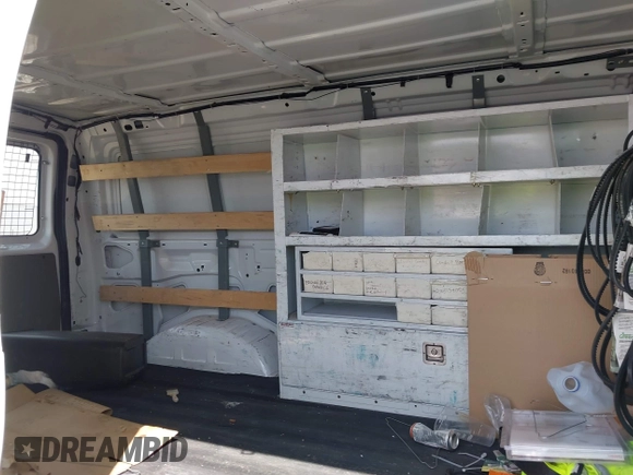 2014 Ford Econoline Cargo Commercial z VIN 1FTNE2EW6EDA19961, wystawiony jako IAAI lot #42370572 z przebiegiem 107 320 mil mil oraz . Historia ofert i sprzedaży dostępna na DreamBid. Obrazek 8.