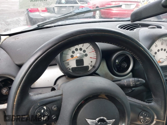 2011 MINI Clubman z VIN WMWZF3C51BTX81754, wystawiony jako IAAI lot #41170747 z przebiegiem Nie podano mil oraz . Historia ofert i sprzedaży dostępna na DreamBid. Obrazek 7.