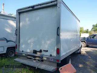 2019 Ford Transit z VIN 1FDBF8ZM9KKA83958, wystawiony jako IAAI lot #42621460 z przebiegiem 134 704 mil mil oraz . Historia ofert i sprzedaży dostępna na DreamBid. Obrazek 4.
