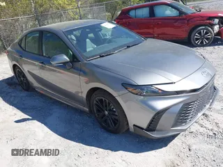 2025 Toyota Camry LE z VIN 4T1DAACK2SU566377, wystawiony jako IAAI lot #41818582 z przebiegiem 1 950 mil mil oraz . Historia ofert i sprzedaży dostępna na DreamBid. Obrazek 1.