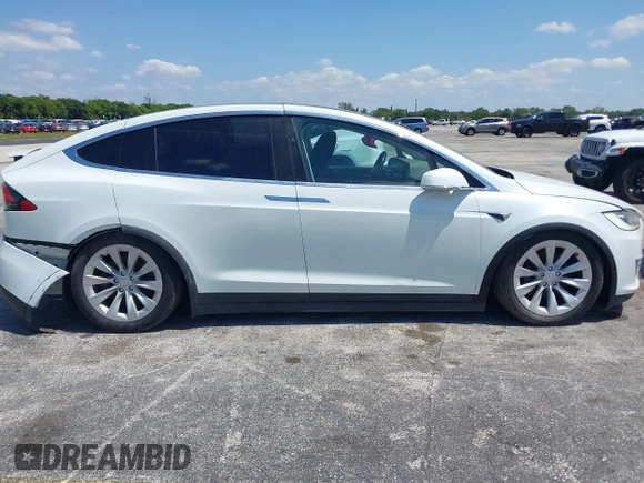 2017 Tesla Model X 90D z VIN 5YJXCBE20HF070252, wystawiony jako IAAI lot #42281644 z przebiegiem 39 362 mil mil oraz . Historia ofert i sprzedaży dostępna na DreamBid. Obrazek 13.