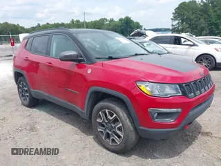 2020 Jeep Compass Trailhawk z VIN 3C4NJDDB5LT221591, wystawiony jako IAAI lot #42495388 z przebiegiem 100 995 mil mil oraz . Historia ofert i sprzedaży dostępna na DreamBid. Obrazek 1.