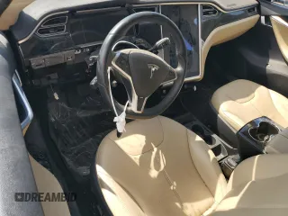2013 Tesla Model S z VIN 5YJSA1CN8DFP22679, wystawiony jako Copart lot #64195095 z przebiegiem Nie podano mil oraz Czysty tytuł • Clean title. Historia ofert i sprzedaży dostępna na DreamBid. Obrazek 8.