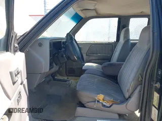 1996 Dodge Dakota z VIN 1B7GG23Y0TS645277, wystawiony jako IAAI lot #42226257 z przebiegiem 176 706 mil mil oraz . Historia ofert i sprzedaży dostępna na DreamBid. Obrazek 5.