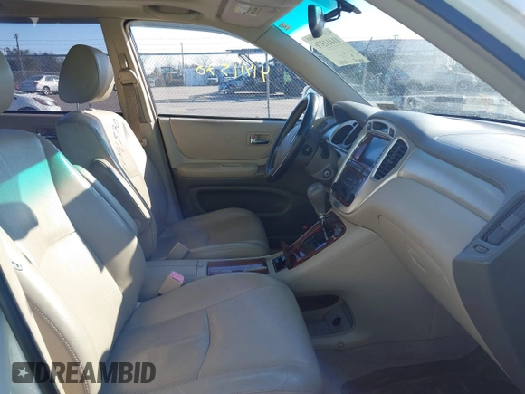 2006 Toyota Highlander Hybrid with VIN JTEEW21A960008237, listed as a IAAI auction lot 41411570 with 300,019 mi miles. Bid and sale history available at carsss.com. Image 5.
