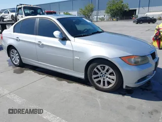 2006 BMW 3 Series 325i z VIN WBAVB13506KX40722, wystawiony jako IAAI lot #42087915 z przebiegiem 136 213 mil mil oraz . Historia ofert i sprzedaży dostępna na DreamBid. Obrazek 1.
