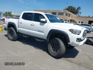 2017 Toyota Tacoma SR5 z VIN 3TMCZ5AN7HM095515, wystawiony jako IAAI lot #42150909 z przebiegiem 70 603 mil mil oraz . Historia ofert i sprzedaży dostępna na DreamBid. Obrazek 1.