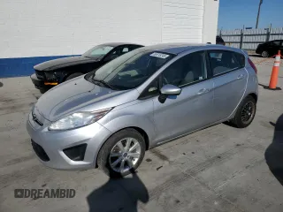 2013 Ford Fiesta S z VIN 3FADP4TJ9DM226913, wystawiony jako Copart lot #55515245 z przebiegiem 107 947 mil mil oraz Szkoda całkowita • Salvage title. Historia ofert i sprzedaży dostępna na DreamBid. Obrazek 1.