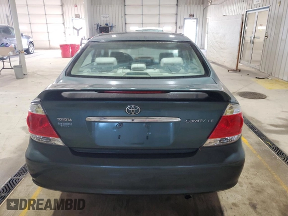 2005 Toyota Camry LE z VIN 4T1BE30K75U432514, wystawiony jako Copart lot #58487885 z przebiegiem 223 106 mil mil oraz Szkoda całkowita • Salvage title. Historia ofert i sprzedaży dostępna na DreamBid. Obrazek 6.