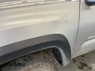 2018 Toyota Tacoma SR5 z VIN 5TFSZ5AN8JX153465, wystawiony jako IAAI lot #42726993 z przebiegiem 137 004 mil mil oraz . Historia ofert i sprzedaży dostępna na DreamBid. Obrazek 1.