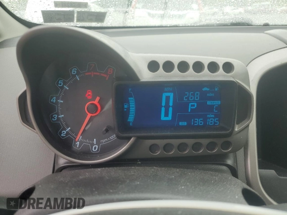 2014 Chevrolet Sonic LT z VIN 1G1JC5SH7E4160011, wystawiony jako Copart lot #57532945 z przebiegiem 136 185 mil mil oraz Szkoda całkowita • Salvage title. Historia ofert i sprzedaży dostępna na DreamBid. Obrazek 9.