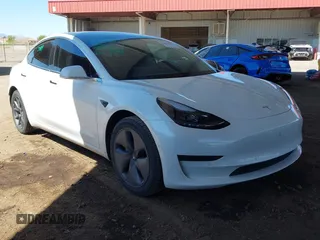 2020 Tesla Model 3 Standard Range Plus z VIN 5YJ3E1EAXLF598061, wystawiony jako IAAI lot #42152828 z przebiegiem 154 565 mil mil oraz . Historia ofert i sprzedaży dostępna na DreamBid. Obrazek 1.