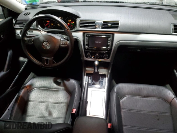 2012 Volkswagen Passat SE z VIN 1VWBP7A36CC081303, wystawiony jako Copart lot #52147655 z przebiegiem 106 446 mil mil oraz Czysty tytuł • Clean title. Historia ofert i sprzedaży dostępna na DreamBid. Obrazek 8.