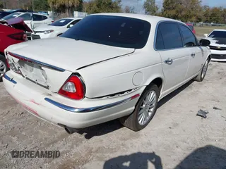 2007 Jaguar XJ with VIN SAJWA79B27SH14560, listed as a IAAI auction lot 41442056 with 1 mi miles. Bid and sale history available at carsss.com. Image 4.
