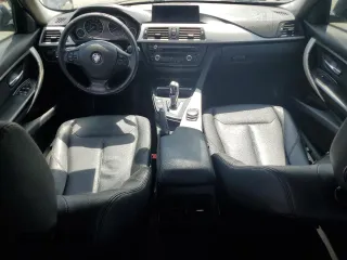 2015 BMW 3 Series 320i z VIN WBA3B1G56FNT63992, wystawiony jako Copart lot #60656215 z przebiegiem Nie podano mil oraz Czysty tytuł • Clean title. Historia ofert i sprzedaży dostępna na DreamBid. Obrazek 8.