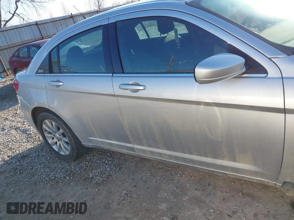 2011 Chrysler 200 Touring z VIN 1C3BC1FB5BN536158, wystawiony jako IAAI lot #41816455 z przebiegiem 111 069 mil mil oraz . Historia ofert i sprzedaży dostępna na DreamBid. Obrazek 13.