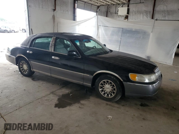 2001 Lincoln Town Car Signature z VIN 1LNHM82W41Y739121, wystawiony jako Copart lot #56738385 z przebiegiem 112 528 mil mil oraz Szkoda całkowita • Salvage title. Historia ofert i sprzedaży dostępna na DreamBid. Obrazek 4.