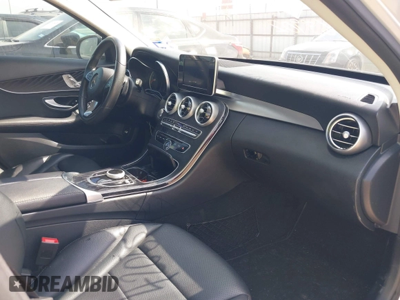 2017 Mercedes-Benz C 300 z VIN 55SWF4JB6HU231626, wystawiony jako IAAI lot #42065902 z przebiegiem 74 607 mil mil oraz . Historia ofert i sprzedaży dostępna na DreamBid. Obrazek 5.