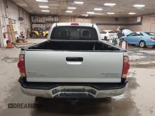 2005 Toyota Tacoma PreRunner z VIN 5TETU62N15Z064813, wystawiony jako IAAI lot #41353526 z przebiegiem 172 318 mil mil oraz . Historia ofert i sprzedaży dostępna na DreamBid. Obrazek 16.