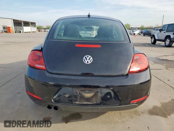 2014 Volkswagen Beetle Entry z VIN 3VWF17AT4EM641582, wystawiony jako Copart lot #50631035 z przebiegiem 121 461 mil mil oraz Szkoda całkowita • Salvage title. Historia ofert i sprzedaży dostępna na DreamBid. Obrazek 6.