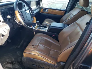 2011 Lincoln Navigator z VIN 5LMJJ2H58BEJ01847, wystawiony jako Copart lot #81804584 z przebiegiem 177 445 mil mil oraz Szkoda całkowita • Salvage title. Historia ofert i sprzedaży dostępna na DreamBid. Obrazek 7.