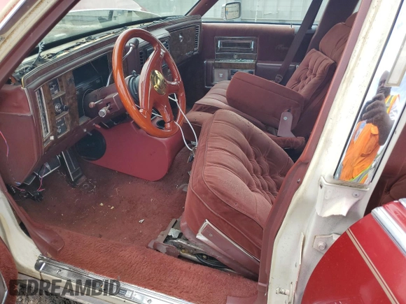 1991 Cadillac Brougham z VIN 1G6DW5474MR703030, wystawiony jako Copart lot #64687894 z przebiegiem 161 866 mil mil oraz Szkoda całkowita • Salvage title. Historia ofert i sprzedaży dostępna na DreamBid. Obrazek 7.