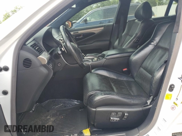 2013 Lexus LS 460 z VIN JTHCL5EF3D5016800, wystawiony jako Copart lot #57410765 z przebiegiem 174 007 mil mil oraz Szkoda całkowita • Salvage title. Historia ofert i sprzedaży dostępna na DreamBid. Obrazek 7.