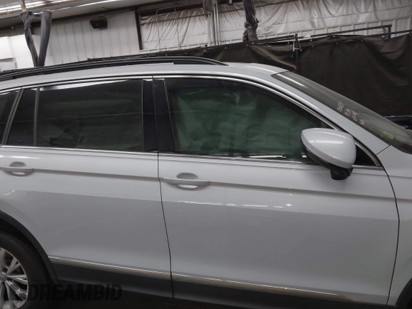 2018 Volkswagen Tiguan SEL with VIN 3VV3B7AX8JM088727, listed as a IAAI auction lot 42639339 with Not provided miles and . Bid and sale history available at DreamBid. Image 12.