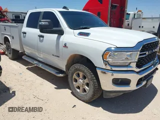 2023 Ram 2500 Big Horn z VIN 3C6UR5JL1PG651289, wystawiony jako IAAI lot #42460464 z przebiegiem 65 567 mil mil oraz . Historia ofert i sprzedaży dostępna na DreamBid. Obrazek 1.