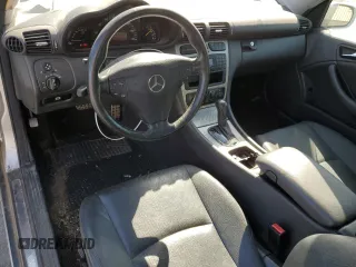2004 Mercedes-Benz C 230 Kompressor z VIN WDBRN40J94A548568, wystawiony jako Copart lot #62208055 z przebiegiem 68 437 mil mil oraz Szkoda całkowita • Salvage title. Historia ofert i sprzedaży dostępna na DreamBid. Obrazek 8.