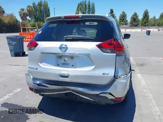 2017 Nissan Rogue S with VIN KNMAT2MT5HP588959, listed as a IAAI auction lot 39662668 with 224,444 mi miles and . Bid and sale history available at carsss.com. Image 16.