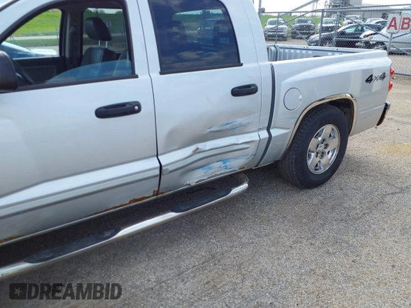 2006 Dodge Dakota SLT z VIN 1D7HW48N76S645515, wystawiony jako IAAI lot #42091904 z przebiegiem 160 695 mil mil oraz . Historia ofert i sprzedaży dostępna na DreamBid. Obrazek 6.