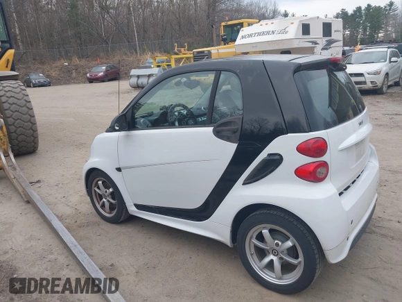 2014 Smart fortwo Pure with VIN WMEEJ3BA2EK779506, listed as a IAAI auction lot 42048566 with 26,102 mi miles and . Bid and sale history available at DreamBid. Image 3.