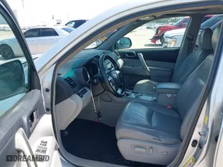 2011 Toyota Highlander with VIN 5TDZK3EH3BS041465, listed as a IAAI auction lot 41709017 with 183,674 mi miles. Bid and sale history available at carsss.com. Image 5.