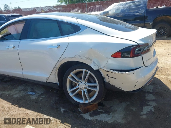 2013 Tesla Model S z VIN 5YJSA1CN6DFP21076, wystawiony jako IAAI lot #41984834 z przebiegiem 154 662 mil mil oraz . Historia ofert i sprzedaży dostępna na DreamBid. Obrazek 19.