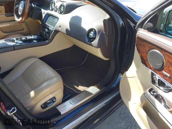 2018 Jaguar XJ Portfolio z VIN SAJWJ2GD2J8W13463, wystawiony jako IAAI lot #41897451 z przebiegiem 70 448 mil mil oraz . Historia ofert i sprzedaży dostępna na DreamBid. Obrazek 5.