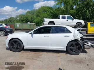 2014 Chrysler 300 S z VIN 2C3CCAGG4EH297391, wystawiony jako IAAI lot #42207431 z przebiegiem 106 571 mil mil oraz . Historia ofert i sprzedaży dostępna na DreamBid. Obrazek 15.