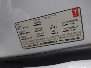 2017 Tesla Model S 100D z VIN 5YJSA1E2XHF224671, wystawiony jako IAAI lot #42665581 z przebiegiem 128 517 mil mil oraz . Historia ofert i sprzedaży dostępna na DreamBid. Obrazek 9.